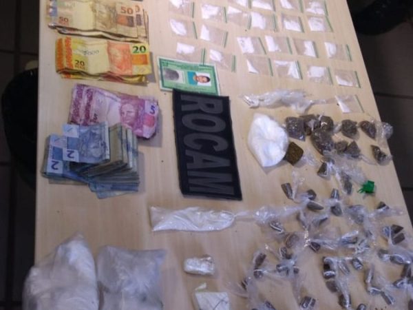 Polícia encontrou dinheiro, drogas, celulares e balanças de precisão com traficante, neste sábado (23), na Zona Oeste de Natal — Foto: Geraldo Jerônimo/Inter TV Cabugi