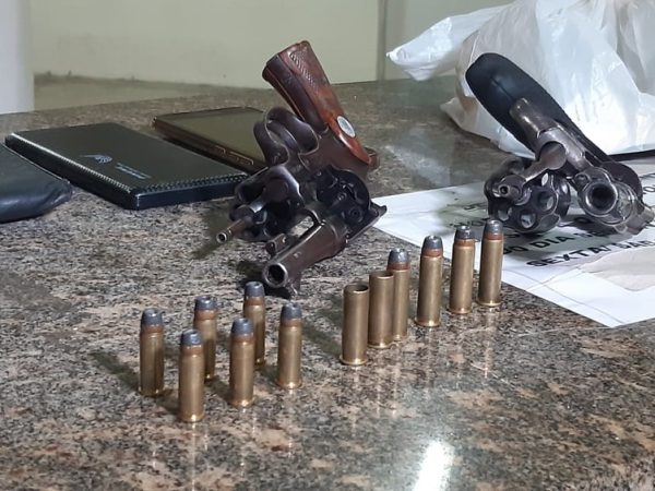Polícia encontrou dois revólveres com os criminosos. Duas munições foram deflagradas durante troca de tiros — Foto: Sérgio Henrique Santos/Inter TV Cabugi
