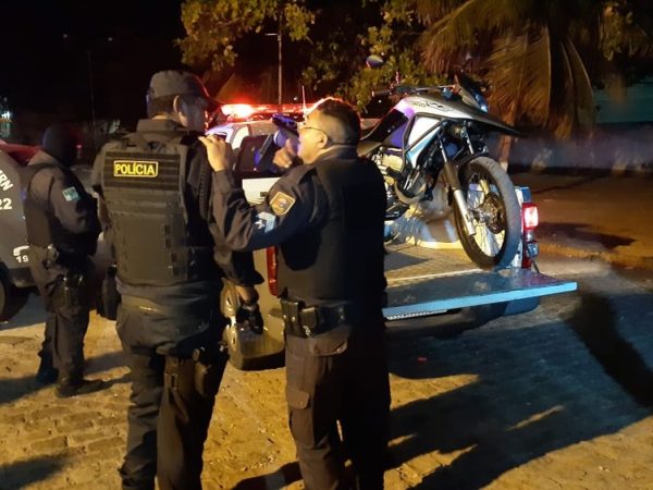 Polícia recupera motocicleta em Mãe Luíza, na noite desta quinta-feira (21) — Foto: Sérgio Henrique Santos/Inter TV Cabugi