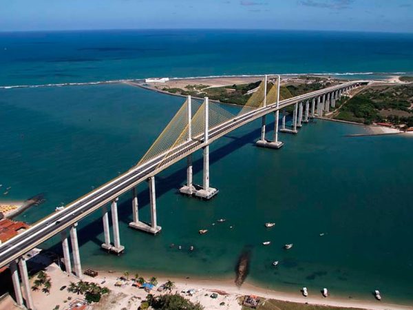 Foto aérea mostra a ponte Newton Navarro, inaugurada em novembro de 2007. Edificação é considerada a mais alta ponte estaiada (suspensa por cabos) do país — Foto: Canindé Soares