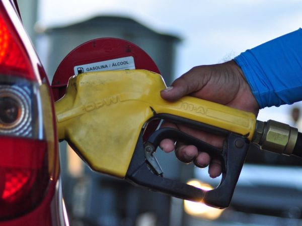 No mês, a gasolina acumula queda de 5,27%, ou seja, de 10 centavos (Foto: José Aldenir/ Agora Imagens)