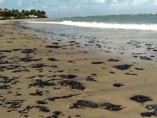 Praia de Camurupim, em Nísia Flores (RN), também foi atingida por manchas de óleo — Foto: Redes Sociais