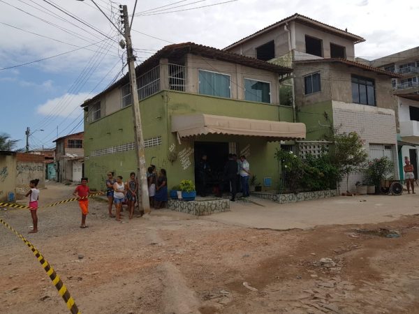 Homens invadiram o salão na Praia do Futuro e atiraram contra as vítimas, que morreram no local — Foto: Ricardo Mota/Sistema Verdes Mares