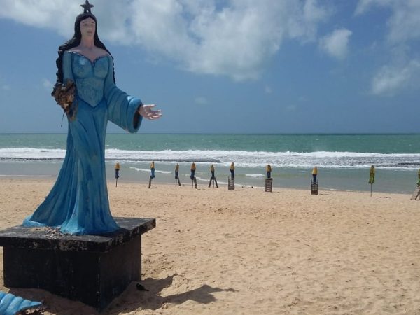 O trecho da Praia do Meio, em Natal, próximo à estátua de Iemanjá está impróprio para banho — Foto: Sérgio Henrique Santos/Inter TV Cabugi