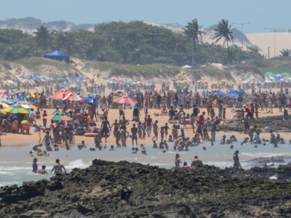 Aglomeração na Praia do Meio nesta segunda-feira 7 – Foto: Ney Douglas / Agora RN