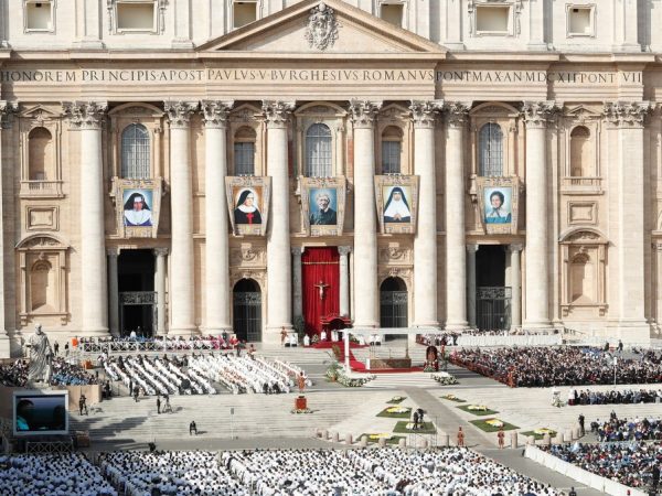 Visão geral da Praça de São Pedro, no Vaticano, durante a missa de canonização neste domingo (13) — Foto: Remo Casilli/Reuters