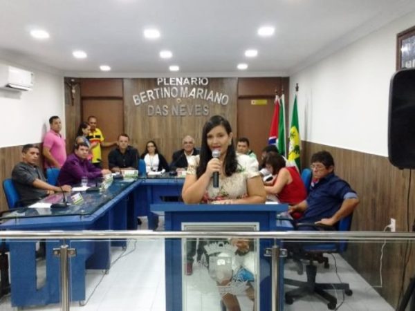 Prefeita Wanessa Gomes de Morais em solenidade na Câmara Municipal de Serra de São Bento (Foto: Erinilson Cunha)