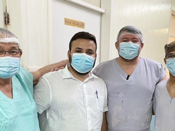 Prefeito Dr. Tadeu ao lado dos cirurgiões do Hospital do Seridó, em Caicó. — Foto: Divulgação