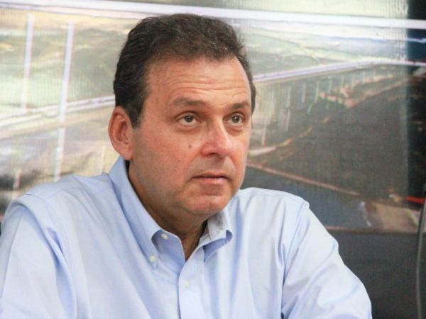 Maurício Gurgel (PSOL) disse que Carlos Eduardo Alves (PDT) está “amarrado a uma política velha, atrasada e pequena” (Foto: José Aldenir/Agora Imagens)