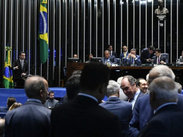 Presidente do Senado, Davi Alcolumbre (DEM-AP), comanda sessão ordinária — Foto: Marcos Oliveira / Agência Senado