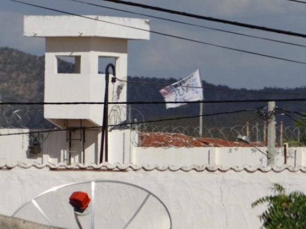 Presos do Presídio de Caicó hastearam bandeira no Presídio de Caicó - (Foto: Sidney Silva)