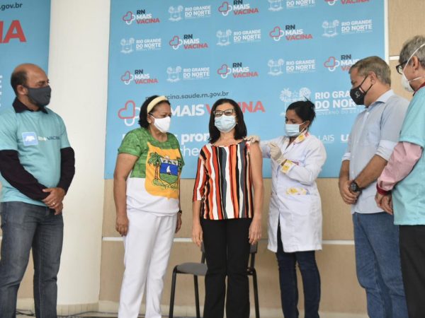 A governadora Fátima Bezerra coordenou o ato de lançamento da campanha de vacinação. — Foto: Elisa Elsie