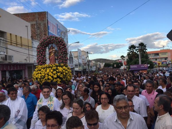 Dom Antônio Carlos, ao lado de padres da região, celebrou a missa de encerramento da festa - Divulgação