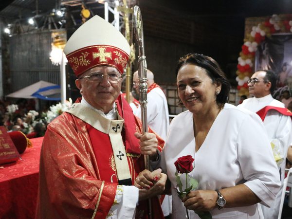 Fátima participou da procissão e em seguida da celebração eucarística presidida pelo arcebispo metropolitano de Natal, Dom Jaime — Foto: Elisa Elsie