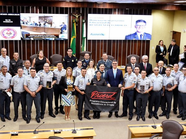 Proposta pelo deputado Coronel Azevedo, a solenidade destacou a atuação dos policiais militares que atuam no Programa — Foto: João Gilberto