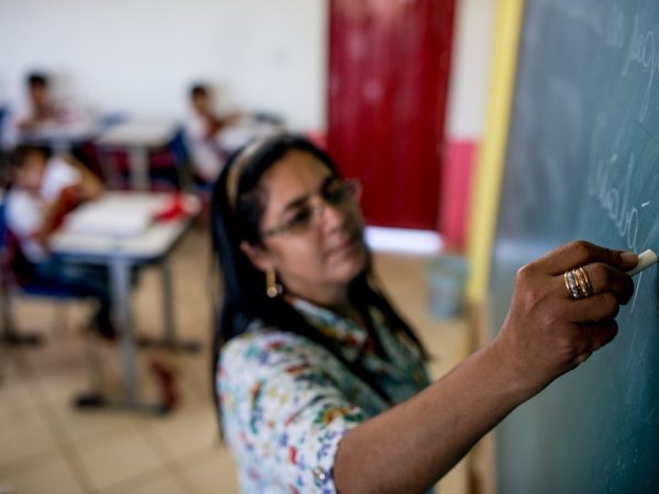 Médias salariais oferecidas para professores no Brasil variam de R$ 1.700 a R$ 5 mil — Foto: Mayke Toscano/GCOM-MT