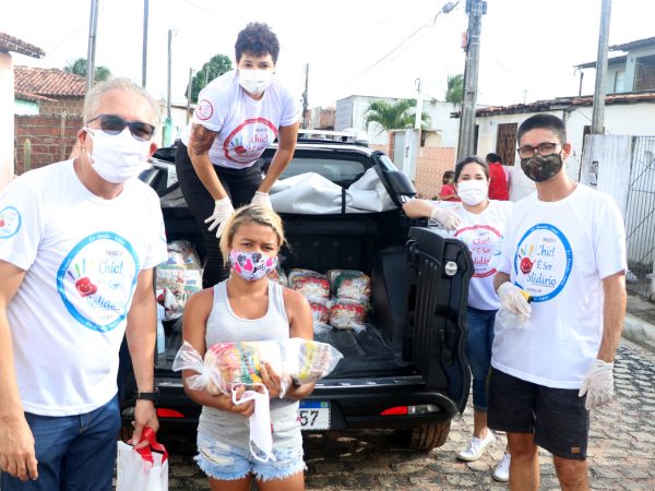 No total, são 200 refeições, e ainda sucos, cestas básicas, roupas e brinquedos para os moradores da região. — Foto: Divulgação