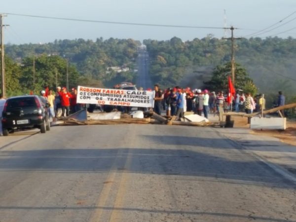 Manifestantes bloqueiam os dois sentidos da pista na BR-406 (Foto: Divulgação/PRF)