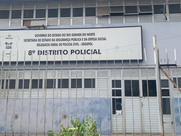 Prédio da 8ª Delegacia de Polícia de Natal estava fechado durante a paralisação, na manhã desta terça-feira (3) — Foto: Mariana Rocha/Inter TV Cabugi