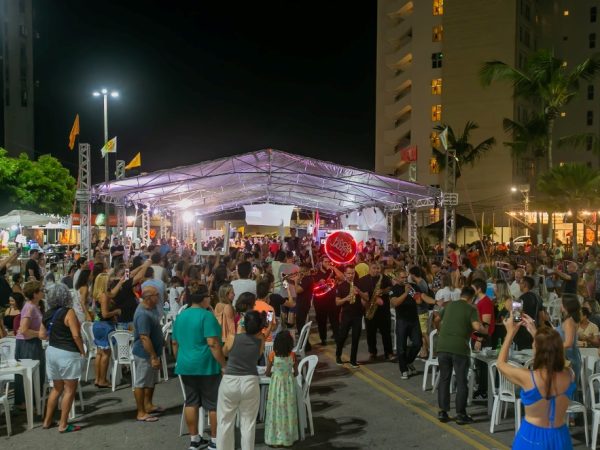 Evento é gratuito e acontece na Praça dos Gringos em Ponta Negra. — Foto: Rogério Vital