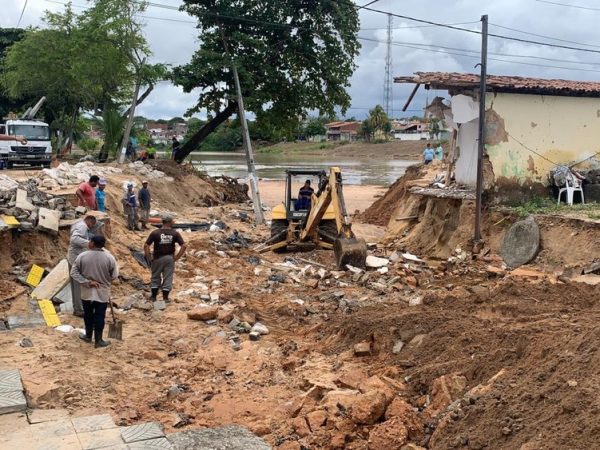 Quatro casas foram interditadas após cratera reabrir em rua do bairro Pitimbu, em Natal — Foto: Mariana Rocha/Inter TV Cabugi