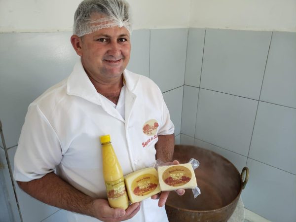 Para divulgar o queijo produzido, o Sebrae faz todos os dias uma degustação ao público — Foto: João Vital