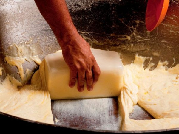 Fabricação de queijo manteiga - Foto: Clodoaldo Damasceno/Agência SEBRAE de Notícias