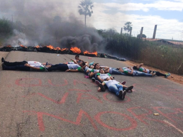 Manifestantes queimaram pneus e bloquearam a RN-118 (Reprodução / WhatsApp)