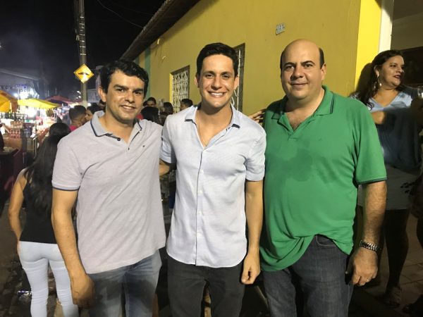 Rafael Motta acompanhado do prefeito Manuel (de verde), de Montanhas e Gilson Dantas de Carnaúba dos Dantas (Foto: Divulgação)