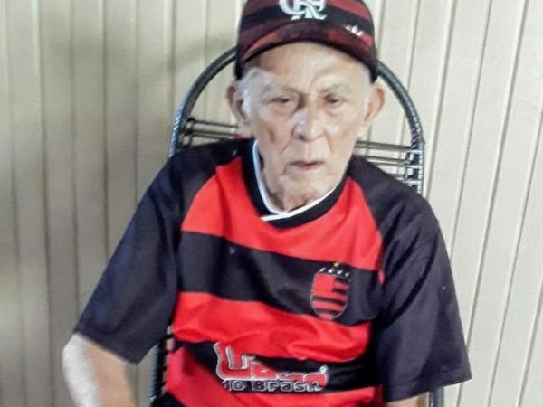 Idoso de 102 anos deixa Centro de Tratamento da Covid-19 no AP ao som do hino do Flamengo — Foto: Maria Francinete/Arquivo Pessoal