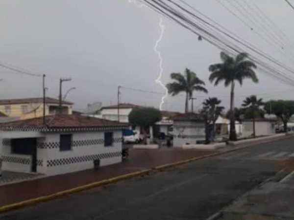 Momento em que um raio caiu na cidade de Campo Redondo — Foto: Reprodução/Redes Sociais