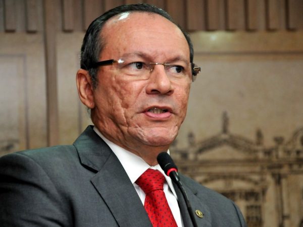 Raniere Barbosa utilizou o plenário da Câmara para criticar a gestão do ex-prefeito (Foto: Elpídio Júnior)