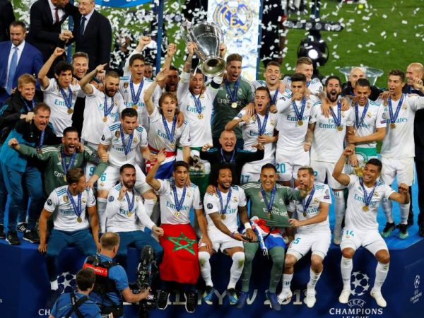 Jogadores do Real Madrid comemoram o 13º título da Liga dos Campeões após vitória sobre o Liverpool em Kiev (Phil Noble/Reuters)