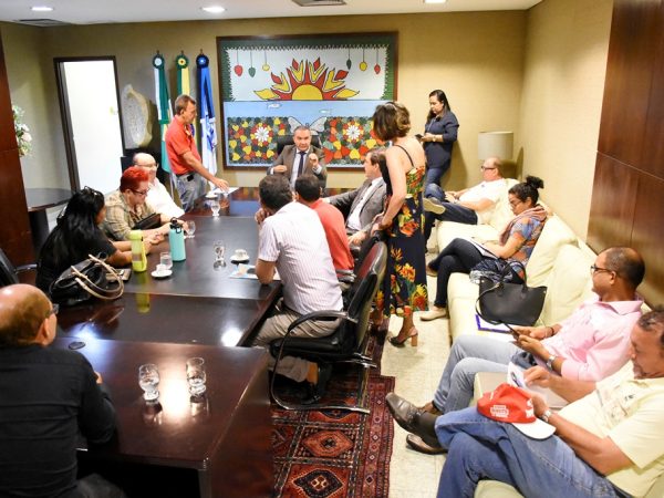 Representantes de sindicatos trataram das sugestões que serão apresentadas aos parlamentares — Foto: João Gilberto