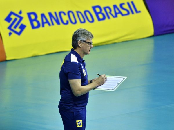 Renan Dal Zotto é técnico da seleção masculina de vôlei — Foto: Marcos Ribolli/CBV