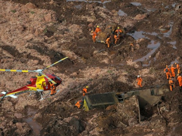 Resgate de vítimas em Brumadinho — Foto: REUTERS/Washington Alves
