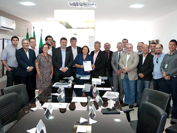 Antes da reunião com a governadora, a delegação passou a manhã reunida na Secretaria de Meio Ambiente e Recursos Hídricos — Foto: Demis Roussos