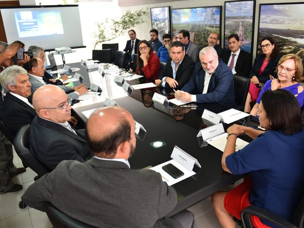 Governadora convocou reunião para expor a situação financeira atual do Estado e pedir a colaboração dos parlamentares — Foto: Elisa Elsie