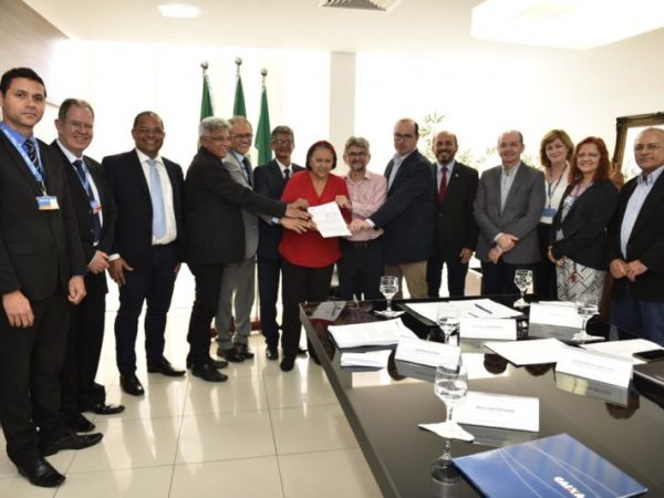 A governadora Fátima Bezerra recebeu o superintendente regional e diretores da CEF para a assinatura dos 18 contratos — Foto: Elisa Elsie