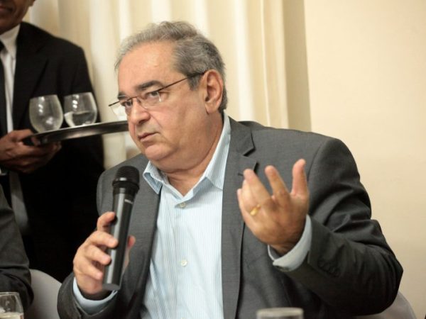 O prefeito, que tem origem seridoense, assumiu o posto quando Carlos Eduardo renunciou o mandato — Foto: Alex Régis.