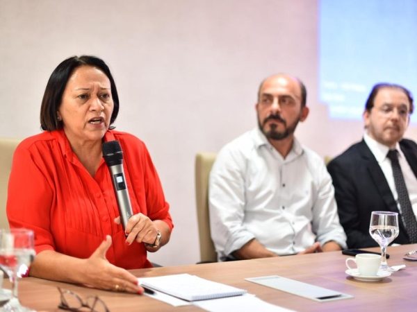 Governadora Fátima Bezerra se reuniu com os secretários de Estado para anunciar a medida — Foto: Elisa Elsie