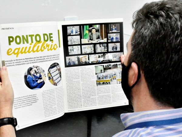 A revista conta com 80 páginas rememorando os fatos que marcaram o trabalho do Legislativo. — Foto: Eduardo Maia