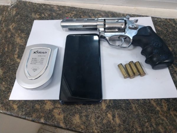 Revólver calibre 38 foi apreendido pela PM com foragido da Justiça morto em confronto na praia de Muriú — Foto: Divulgação/PM