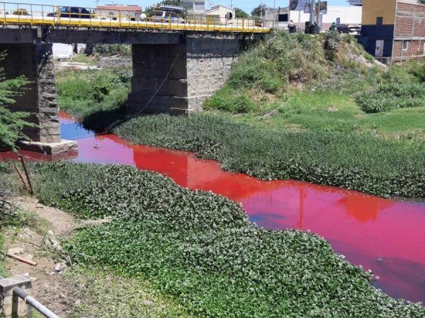 Rio Barra Nova, em Caicó, apresentou água com tonalidade avermelhada neste sábado — Foto: Sidney Silva/Cedida