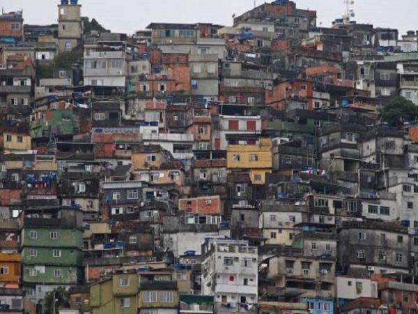 Além da Rocinha, já há confirmações de contaminação em outras comunidades do Rio — Foto: Daniel Castelo Branco