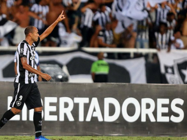 O atacante não jogará mais pelo Botafogo em 2017 (Foto: Divulgação)
