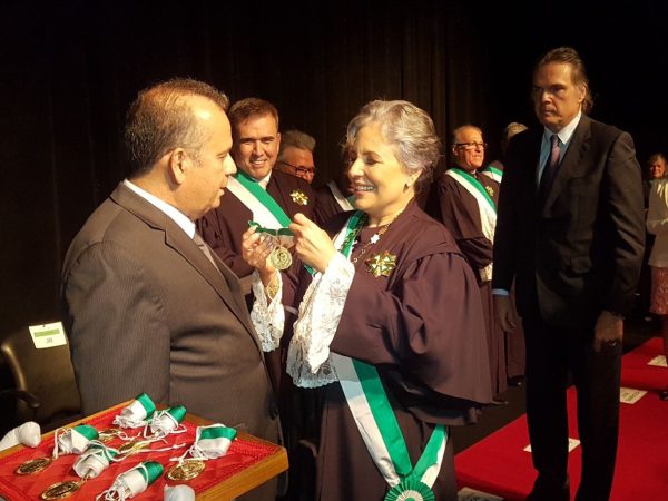 A presidente do TRT-RN, Maria Auxiliadora, fez a entrega da medalha ao deputado Rogério Marinho (Foto: Divulgação)