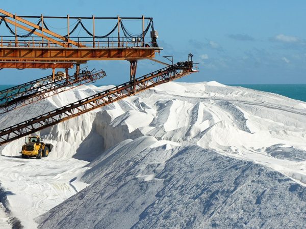 Indústria salineira potiguar é responsável por 95% de todo o sal marinho produzido no país — Foto: Anderson Barbosa/G1