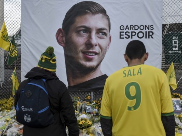 Torcedores do Nantes, ex-clube de Emiliano Sala, prestam homenagem ao jogador — Foto: AFP