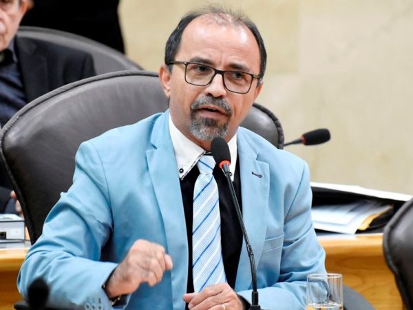 Deputado estadual Sandro Pimentel fala durante sessão da Assembleia Legislativa do RN — Foto: Eduardo Maia